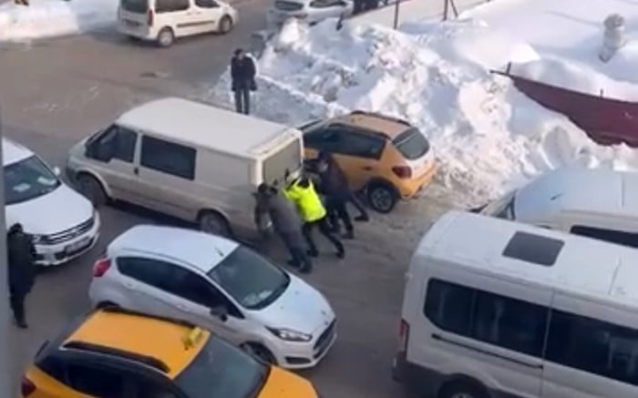 VATANDAŞLARIN DA DESTEK VERDİĞİ O ANLAR KAMERAYA BÖYLE YANSIDI.