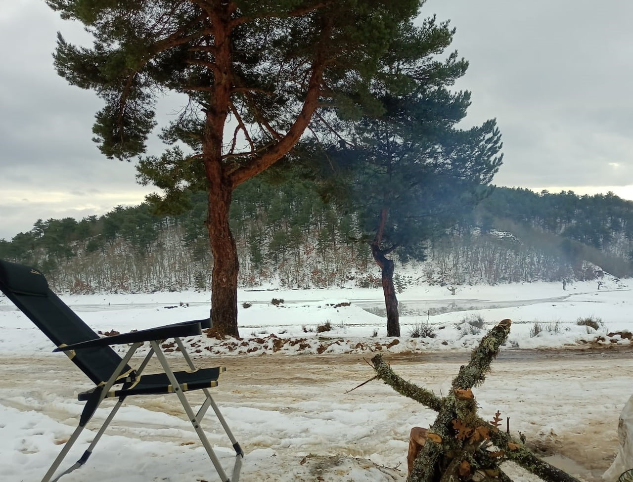 YAĞAN KAR SONRASI ADLİYE GÖLEDİ PİKNİKÇİLERİN AKININA UĞRADI