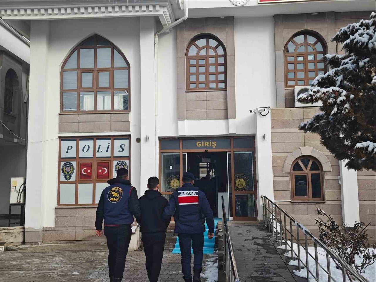 YAKALANAN ŞAHISLARDAN ÇEŞİTLİ SUÇLARDAN ARANAN 94’Ü TUTUKLANIRKEN, 5 YIL VE ÜZERİ KESİNLEŞMİŞ...