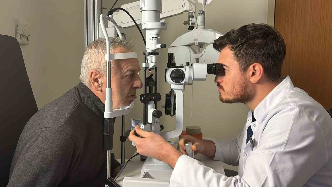 YAKLAŞIK 10 YIL ÖNCE OLDUĞU KATARAKT AMELİYATI SONRASI SOL GÖZÜ GÖRMEMEYE BAŞLAYAN HASTA ADNAN...