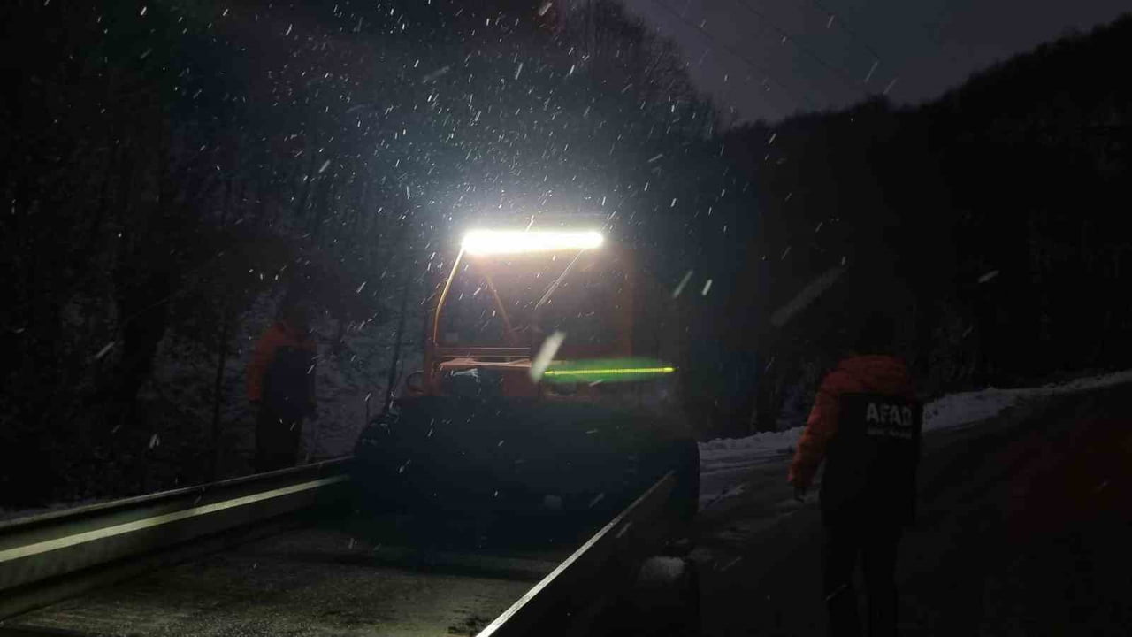 YALOVA'DA KAR YAĞIŞI NEDENİYLE DELMECE YAYLASI YOLUNDA ARAÇLARINDA MAHSUR KALAN 35 KİŞİ...