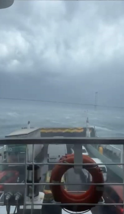 YALOVA'DA TOPÇULAR'DAN 11.20'DE ESKİHİSAR'A GİTMEK İÇİN YOLA ÇIKAN NEGMAR'A AİT ARABALI FERİBOT...