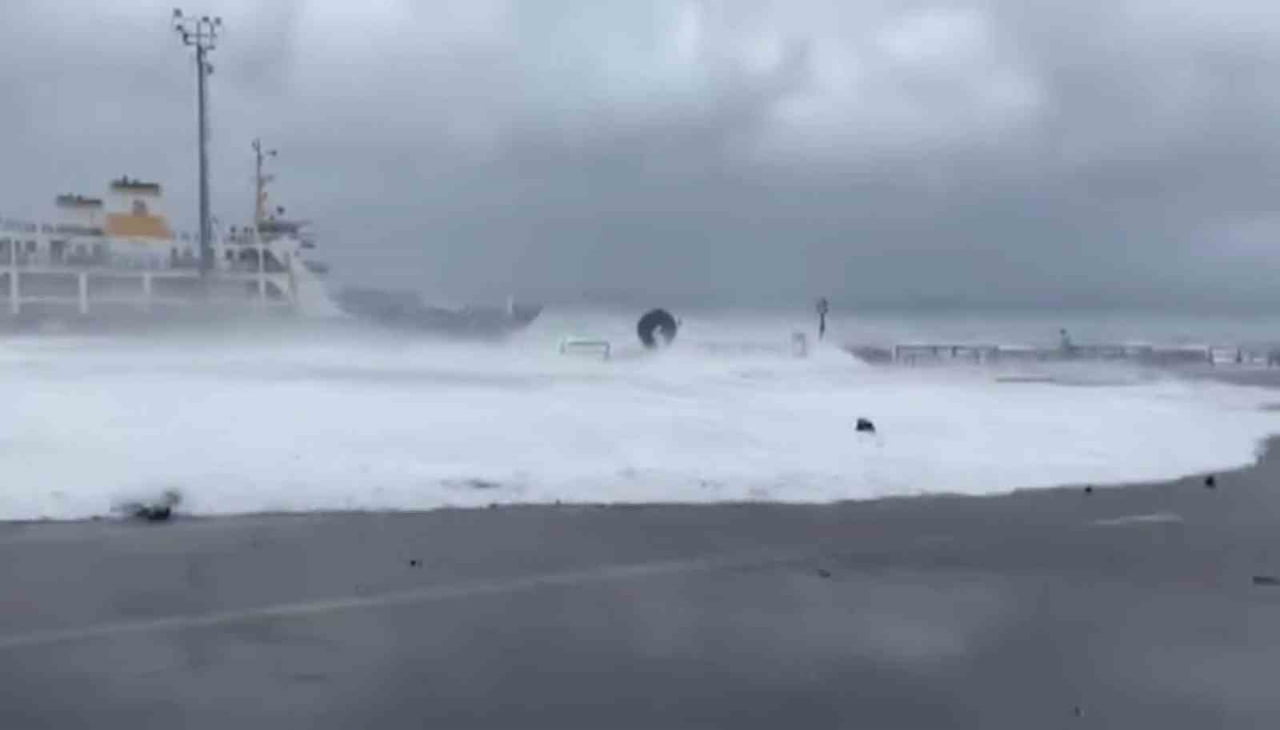 YALOVA’DA DÜN ETKİLİ OLAN FIRTINA SONRASI BÖLGEDEKİ FERİBOT İSKELELERİ VE DENİZ SEFERLERİNDEN...