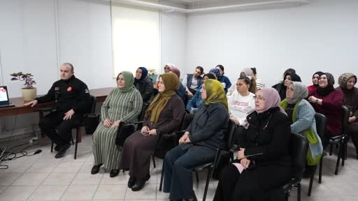 Yangına kadınlar yangın tüpü ile müdahale etti