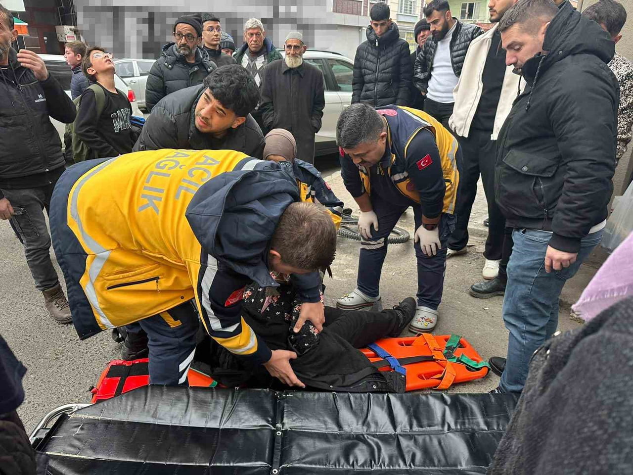 YARALI AMBULANSA SEDYEYLE TAŞINDI.