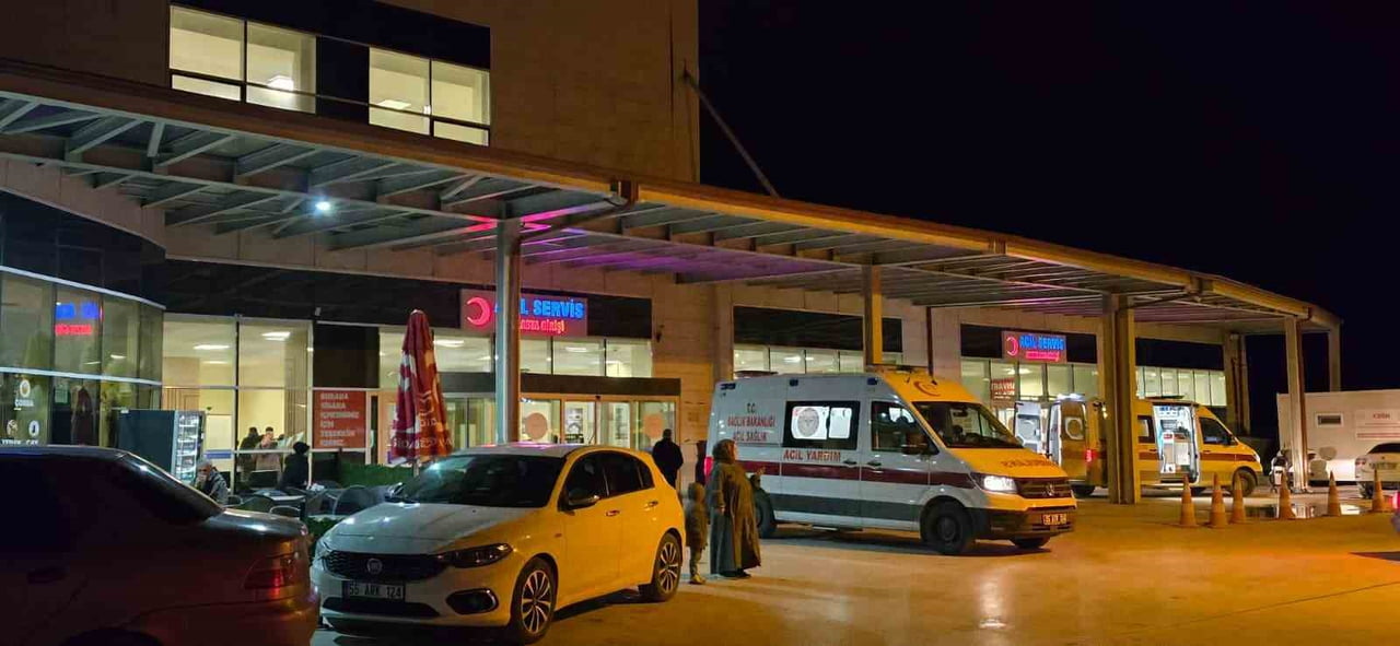 YARALILAR, VEZİRKÖPRÜ DEVLET HASTANESİ’NE KALDIRILDI.