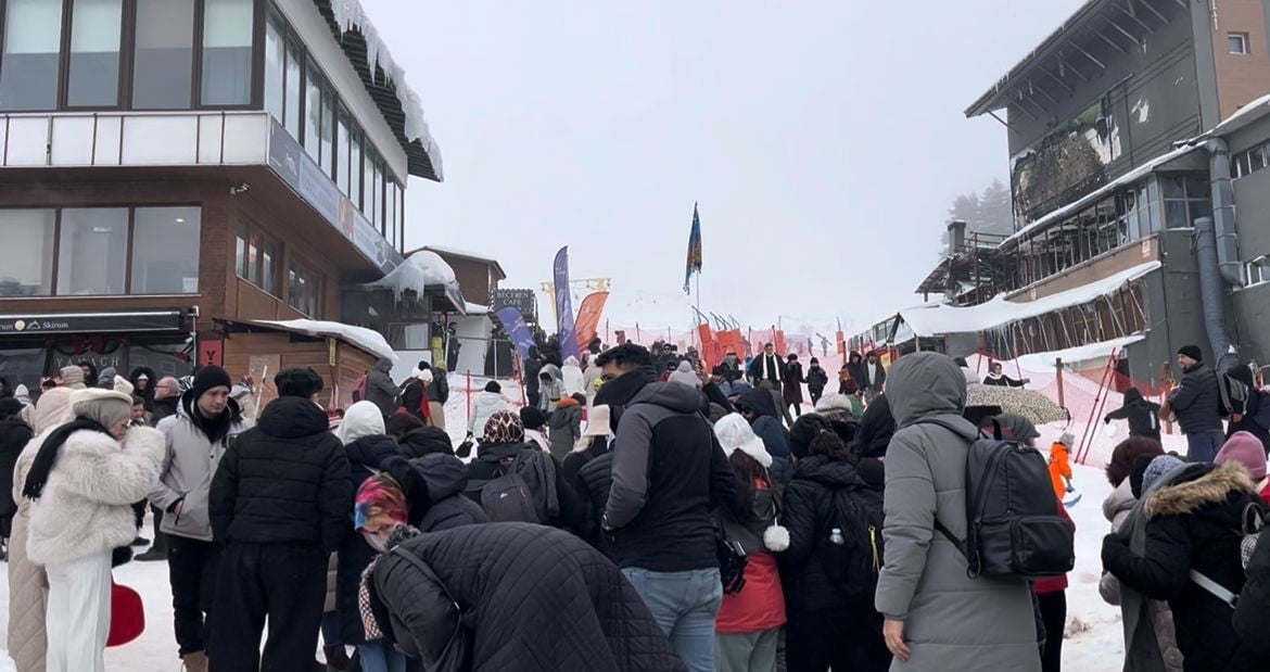 YARIYIL TATİLİNDE ULUDAĞ’A BÜYÜK İLGİ : KAYAK PİSTİ HINCA HINÇ DOLDU