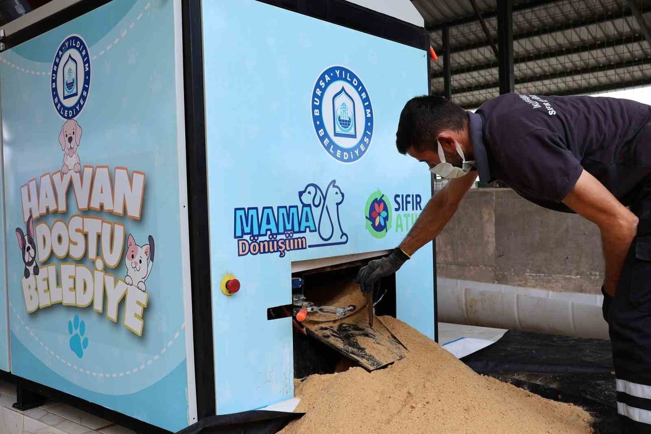 YILDIRIM BELEDİYESİ, HAVALARIN SOĞUMASI İLE BİRLİKTE SOKAK HAYVANLARINA YÖNELİK ÇALIŞMALARINI...