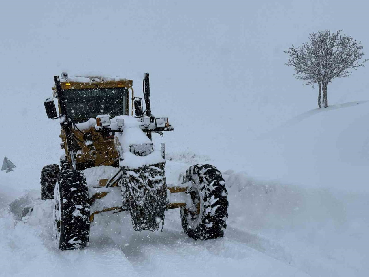YOĞUN KAR YAĞIŞI NEDENİYLE MUŞ GENELİNDE 176 KÖY YOLU ULAŞIMA KAPANIRKEN, İL ÖZEL İDARESİ EKİPLERİ...
