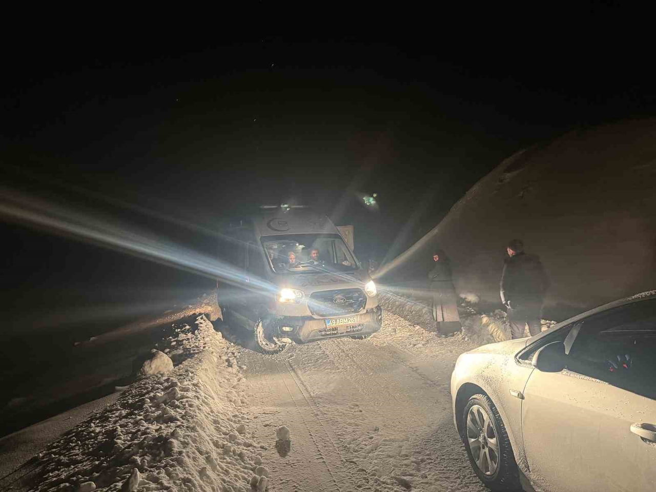 YOĞUN KAR YAĞIŞI NEDENİYLE MUŞ GENELİNDE 176 KÖY YOLU ULAŞIMA KAPANIRKEN, İL ÖZEL İDARESİ EKİPLERİ...