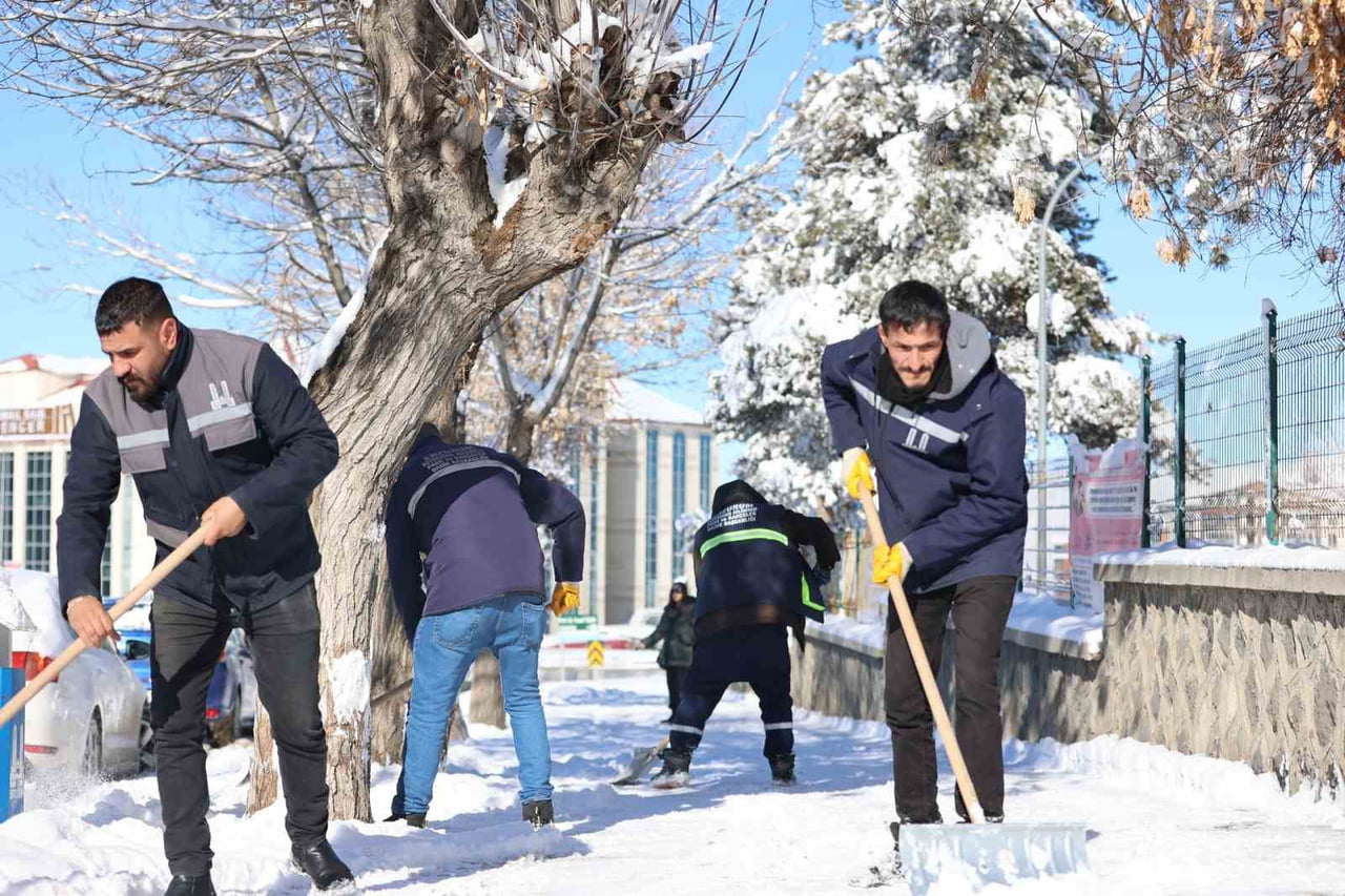 YOĞUN KAR YAĞIŞI SONRASI HAREKETE GEÇEN ERZURUM BÜYÜKŞEHİR BELEDİYESİ’NE BAĞLI KAR TİMLERİ...