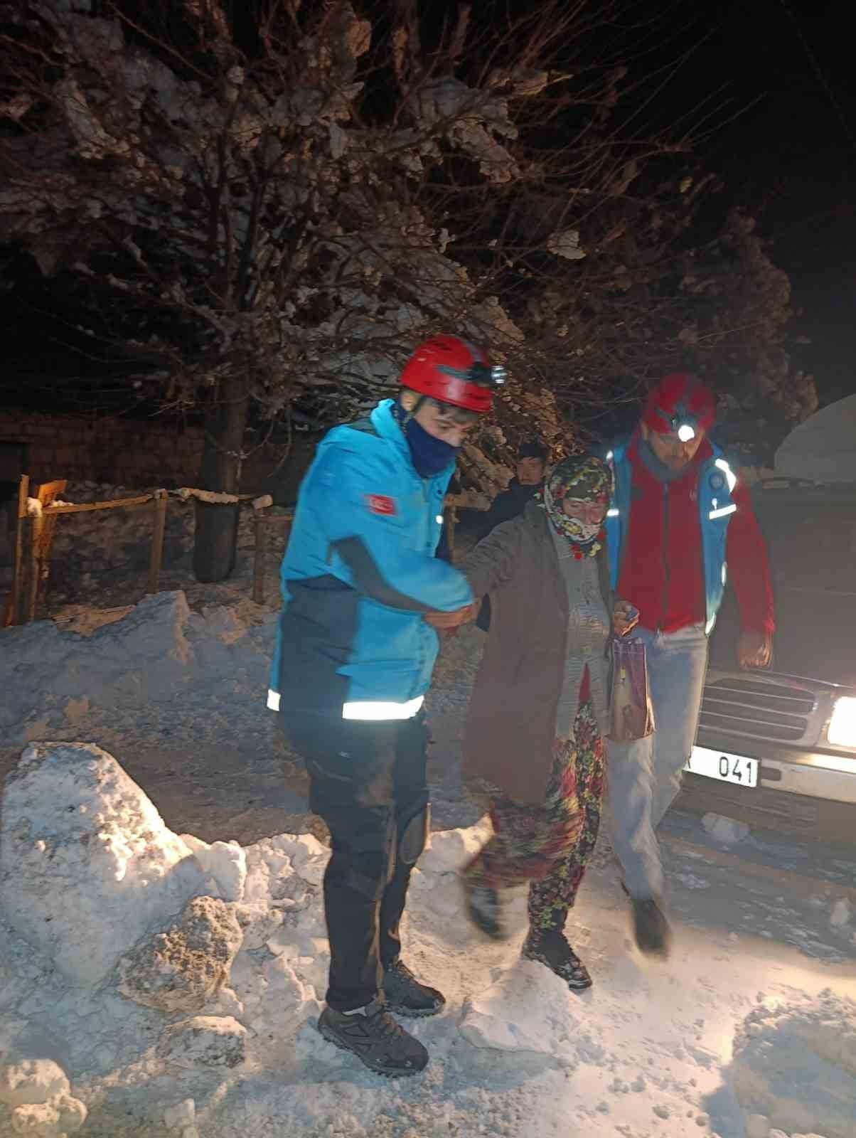 YOĞUN KAR YAĞIŞI VE ULAŞIMIN GÜÇLEŞTİĞİ BÖLGELERDE UMKE EKİPLERİ, ZORLU ŞARTLARA RAĞMEN ÜÇ AYRI...