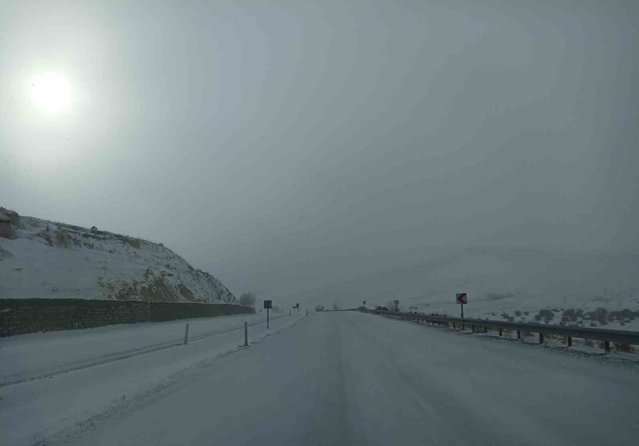 YOĞUN KAR YAĞIŞININ ETKİLİ OLDUĞU SİVAS’IN GÜRÜN İLÇESİNDEN GEÇEN KAYSERİ-MALATYA KARA YOLU, ARAÇ...