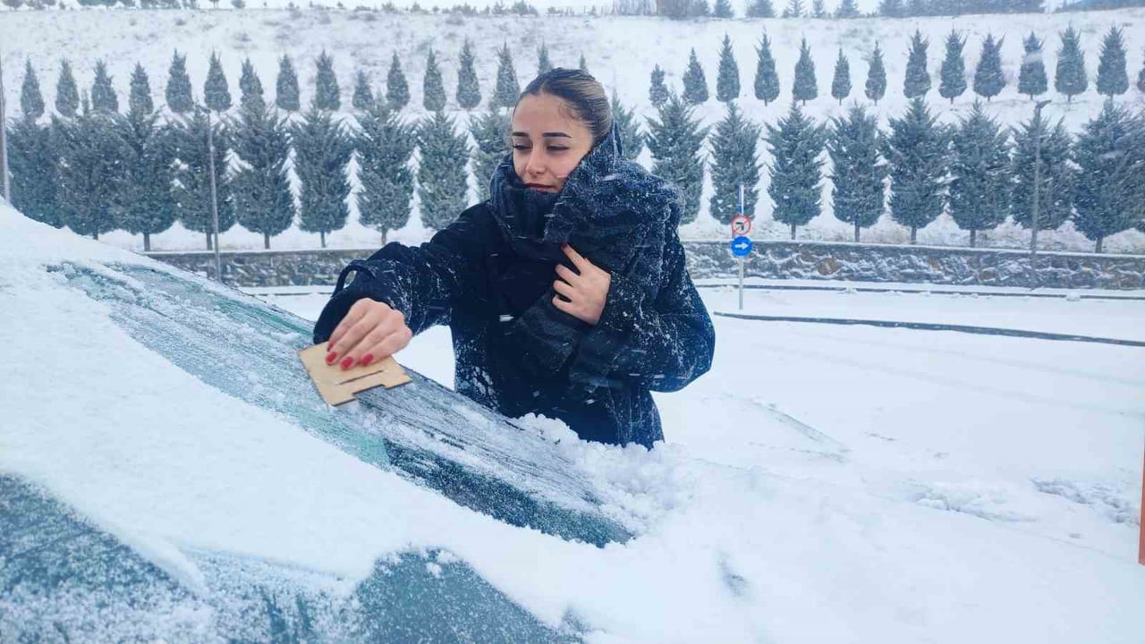 YOZGAT’TA DÜN GECE SAATLERİNDE BU YANA ARALIKLARLA ETKİLİ OLAN KAR YAĞIŞI, KENTİ BEYAZA BÜRÜDÜ....