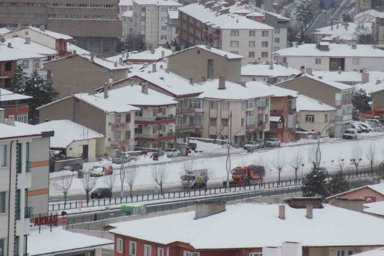 YOZGAT’TA ETKİLİ OLAN KAR YAĞIŞI KENT GENELİNDE SEVİNÇLE KARŞILANIYOR.-