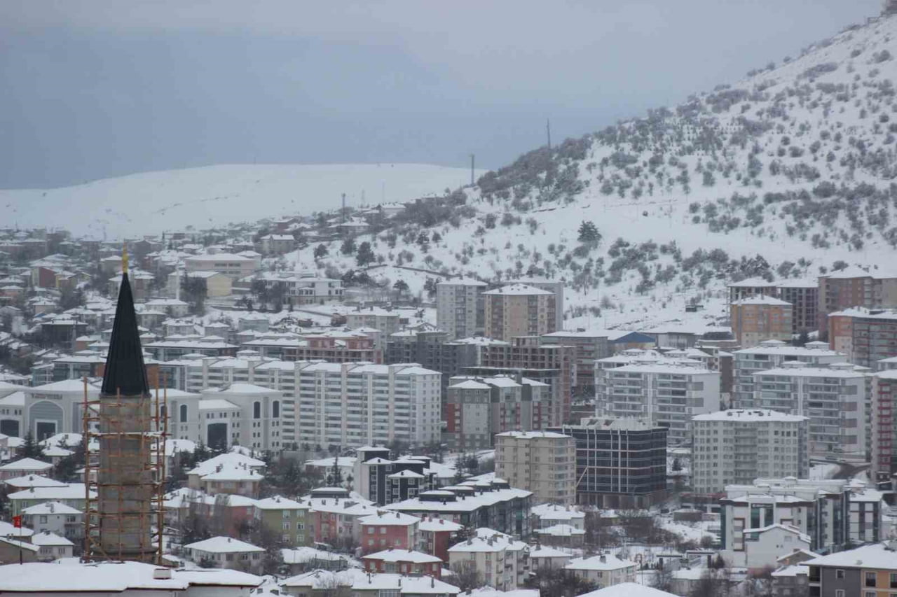 YOZGAT’TA ETKİLİ OLAN KAR YAĞIŞI KENT GENELİNDE SEVİNÇLE KARŞILANIYOR.-
