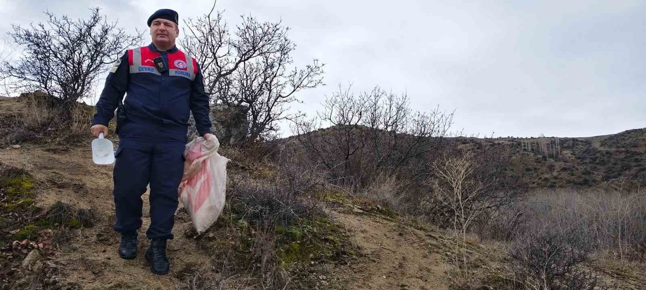 YOZGAT’TA JANDARMA EKİPLERİ YABAN HAYVANLARI İÇİN DOĞAYA YEM BIRAKTI.-