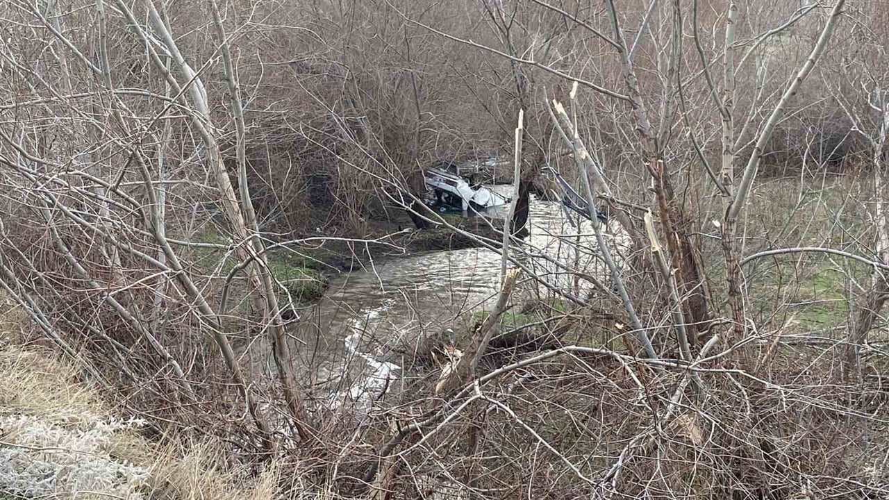 YOZGAT’TA MEYDANA GELEN KAZADA OTOMOBİL DEREYE UÇTU.-