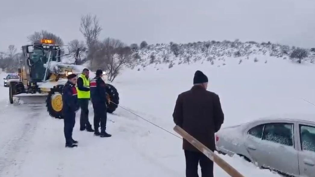 YOZGAT’TA ÖZEL İDARE EKİPLERİ KAR TEMİZLEME ÇALIŞMALARINA DEVAM EDİYOR.