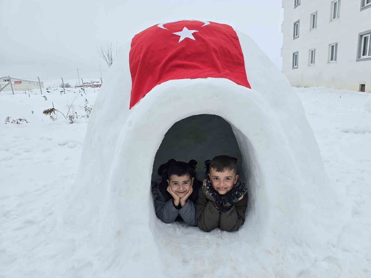 YOZGAT’TA YAŞAYAN ERSOY AİLESİ, KARIN TADINI ESKİMO EVİ YAPARAK ÇIKARDI.-