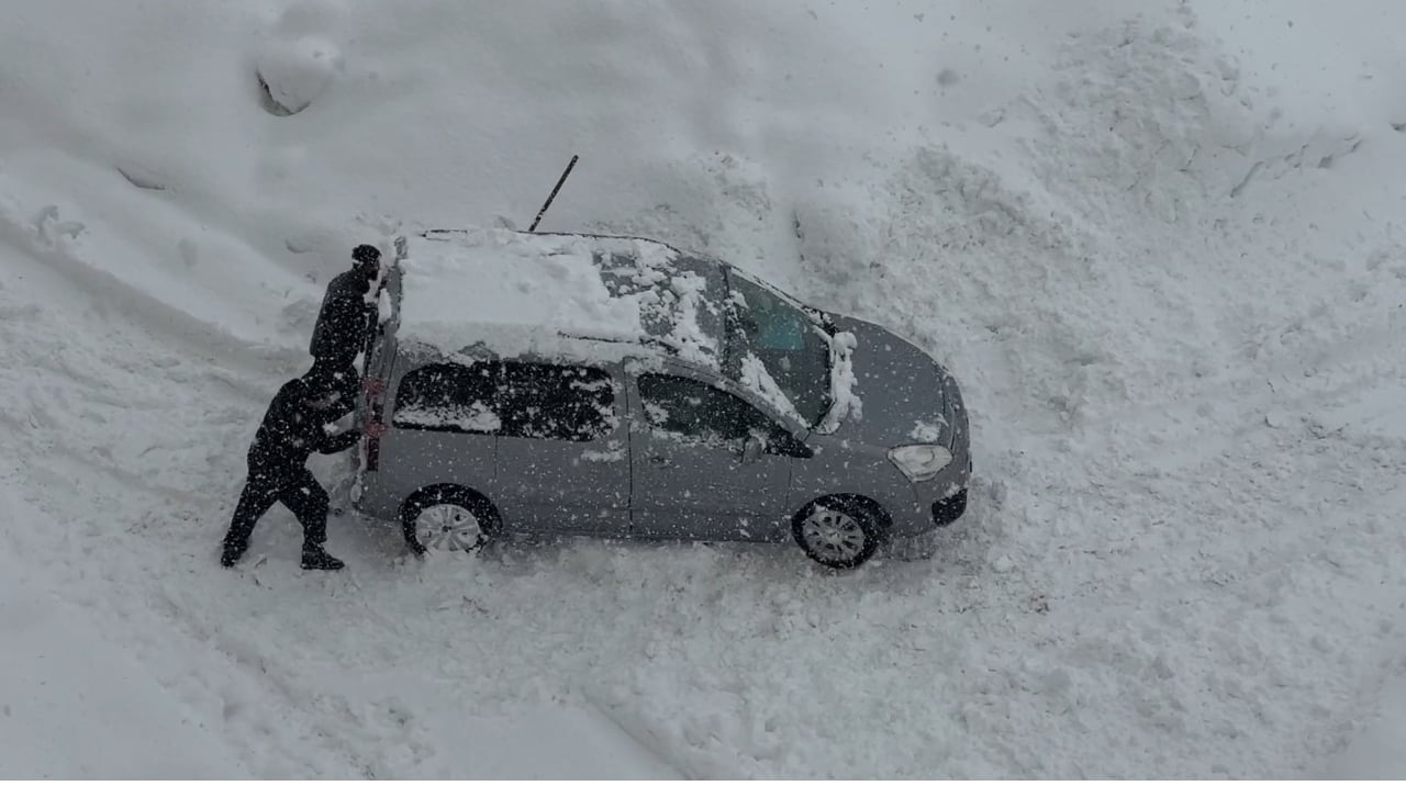 YÜKSEKOVA GENELİNDE DÜNDEN BU YANA ETKİSİNİ SÜRDÜREN YOĞUN KAR YAĞIŞI VE TİPİ, ULAŞIMDA AKSAMALARA...