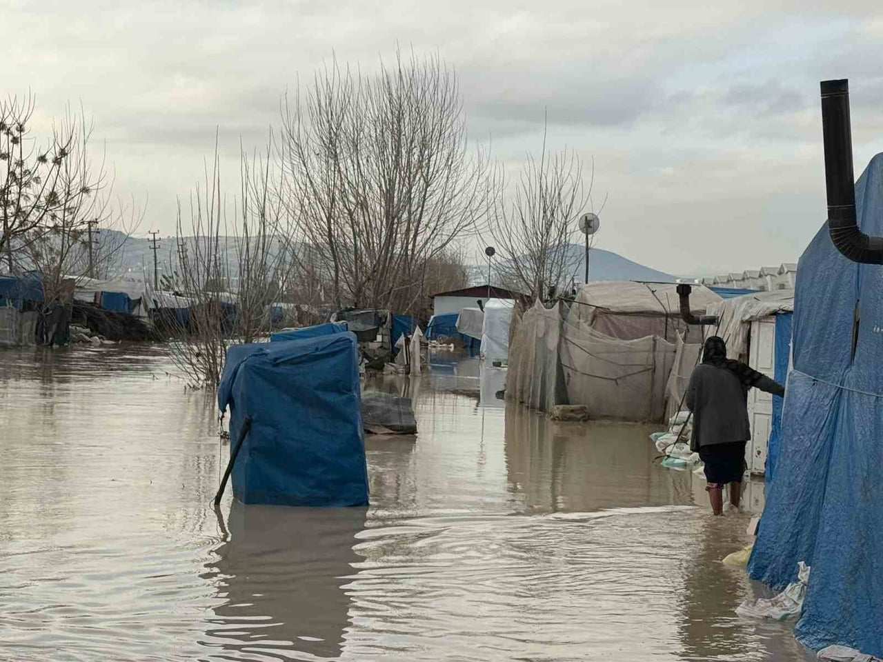 YUNUS EMRE VE BARBAROS MAHALLELERİNDE BULUNAN ÇADIRLARIN SULAR ALTINDA KALMASI DOLAYISIYLA...