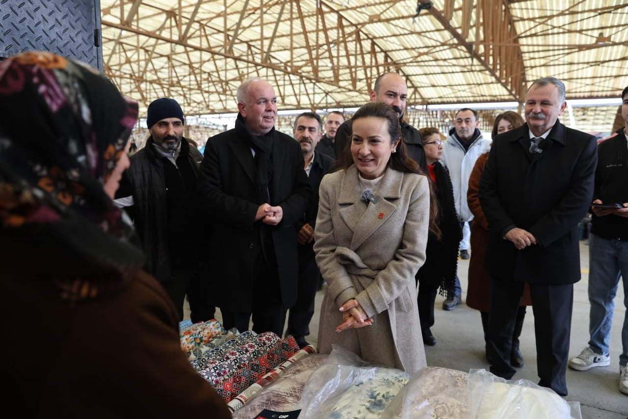 YUNUSEMRE BELEDİYE BAŞKANI SEMİH BALABAN VE CHP MANİSA İL BAŞKANI İLKSEN ÖZALPER, LALELİ PAZARI’NI...