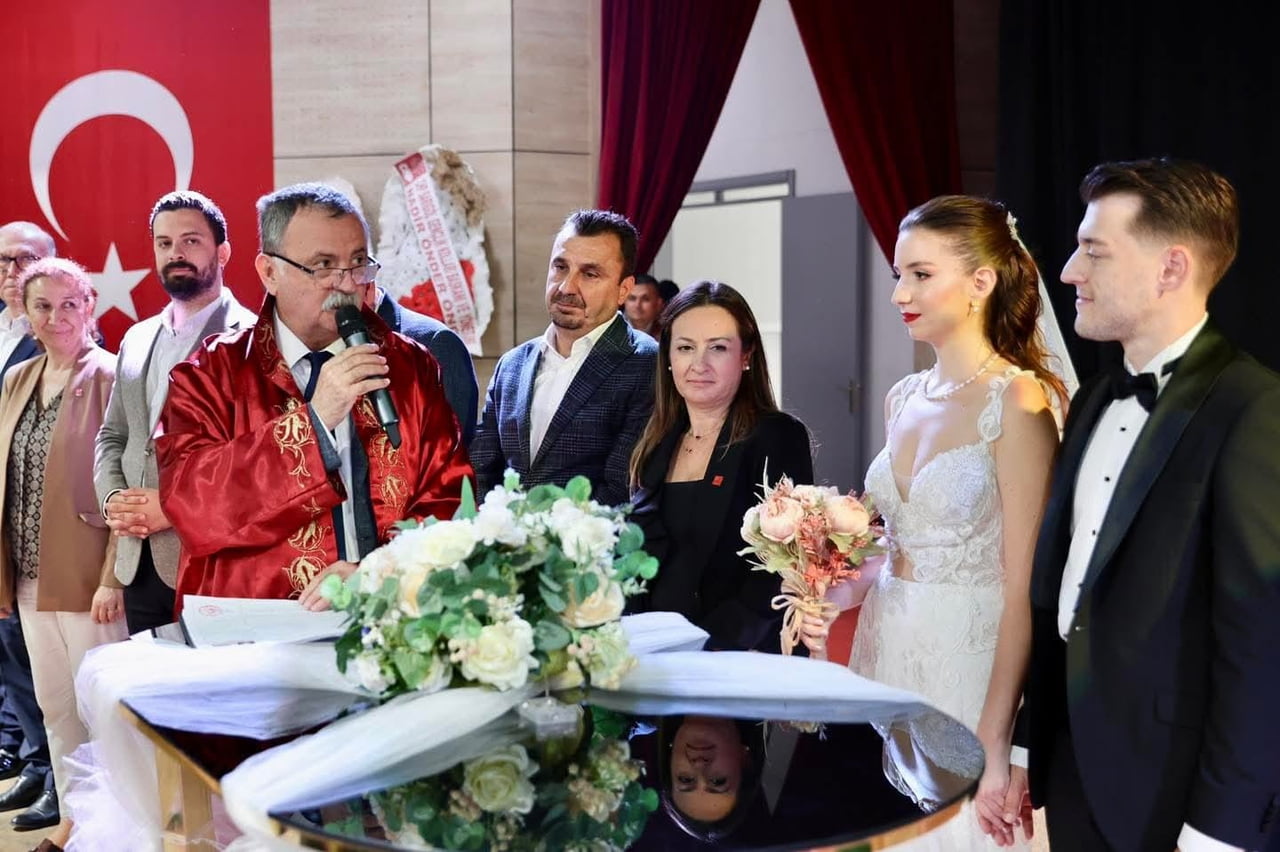 YUNUSEMRE BELEDİYESİ, 2025 YILI BOYUNCA EVLİLİK YOLUNDA İLK ADIMI ATAN BİN 464 ÇİFTİN NİKAHINI...