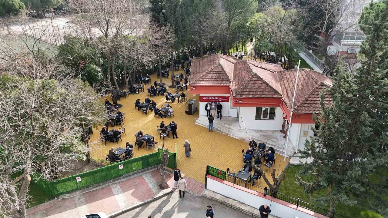 YUNUSEMRE BELEDİYESİ TARAFINDAN LALELİ MAHALLESİ’NDE HAYATA GEÇİRİLEN EMEKLİ KAFE, VATANDAŞLARIN...