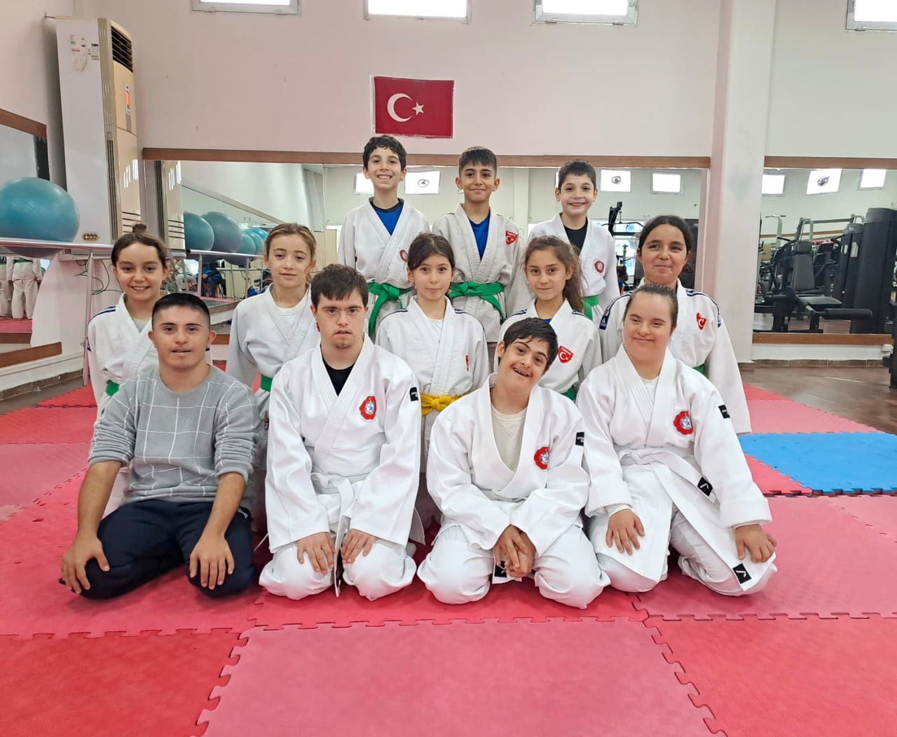 YUNUSEMRE BELEDİYESPOR TARAFINDAN DOWN SENDROMLU BİREYLERE YÖNELİK BAŞLATILAN JUDO KURSLARI...