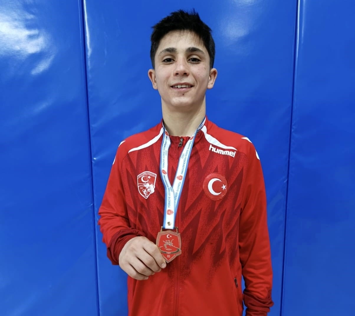 YUNUSEMRE BELEDİYESPORLU GENÇ GÜREŞÇİ HAKİM BEYTULLAH KALAY, KENDİNDEN İKİ YAŞ BÜYÜK RAKİPLERİNİ...