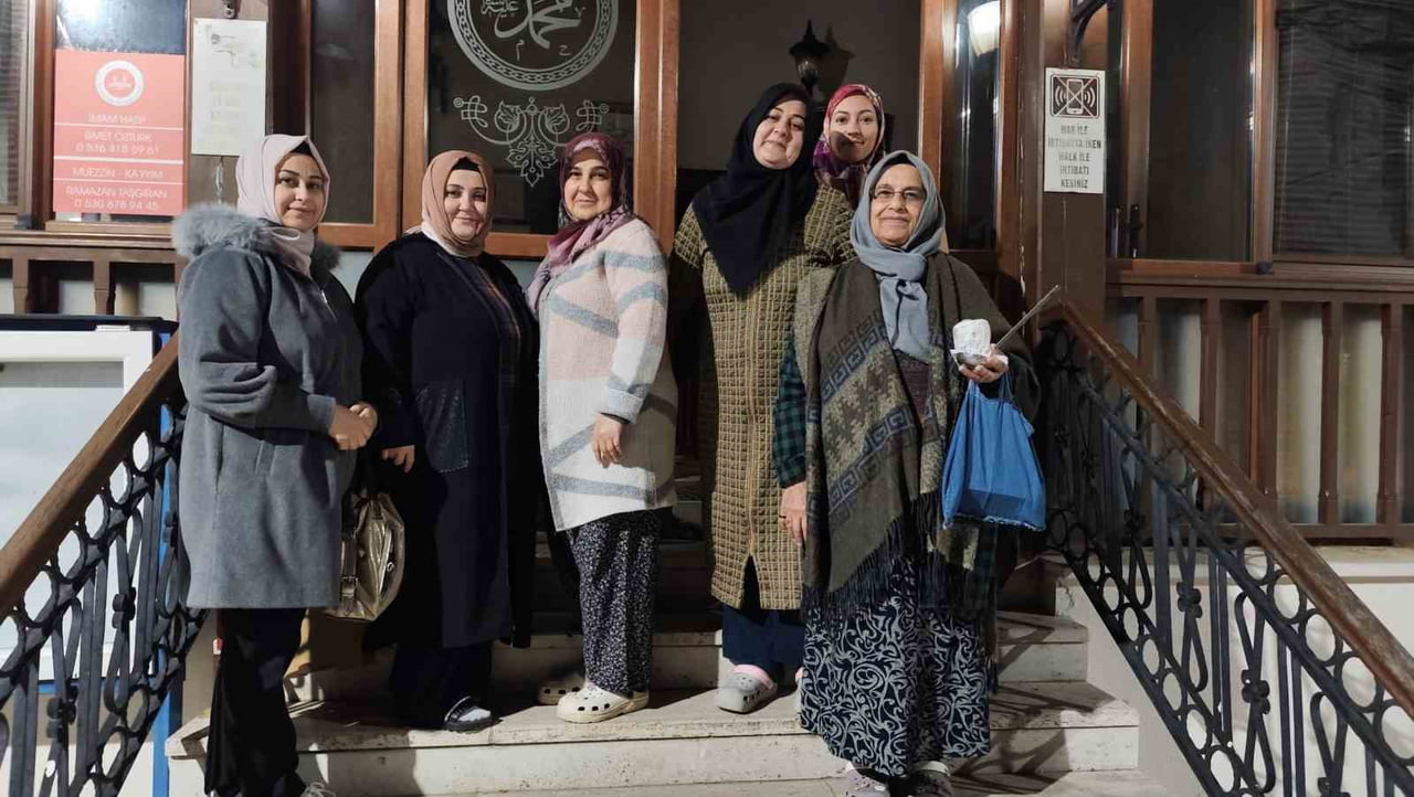 YUNUSEMRE’DEKİ HAKİBABA CAMİ’NDE MİRAÇ KANDİLİ’NDE VATANDAŞLARA 80 KİLO SÜT İKRAM EDİLDİ. TARİHİ...