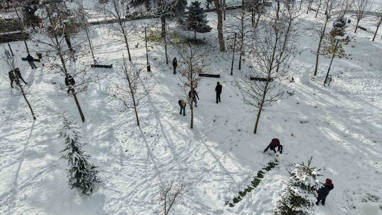 YURT GENELİNDE ETKİLİ OLAN YOĞUN KAR YAĞIŞININ ARDINDAN UZMANI, SIKÇA GÖRÜLEN 'KAR YEME'...