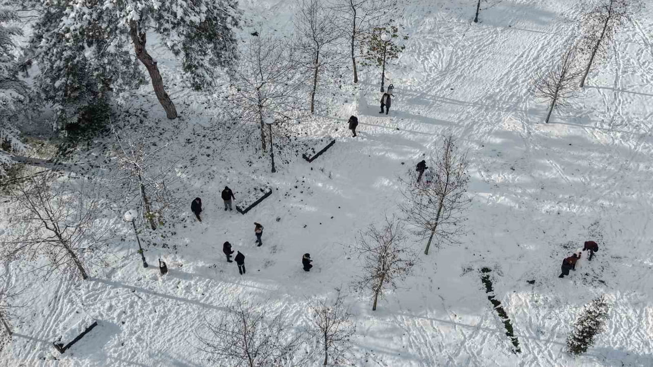 YURT GENELİNDE ETKİLİ OLAN YOĞUN KAR YAĞIŞININ ARDINDAN UZMANI, SIKÇA GÖRÜLEN 'KAR YEME'...