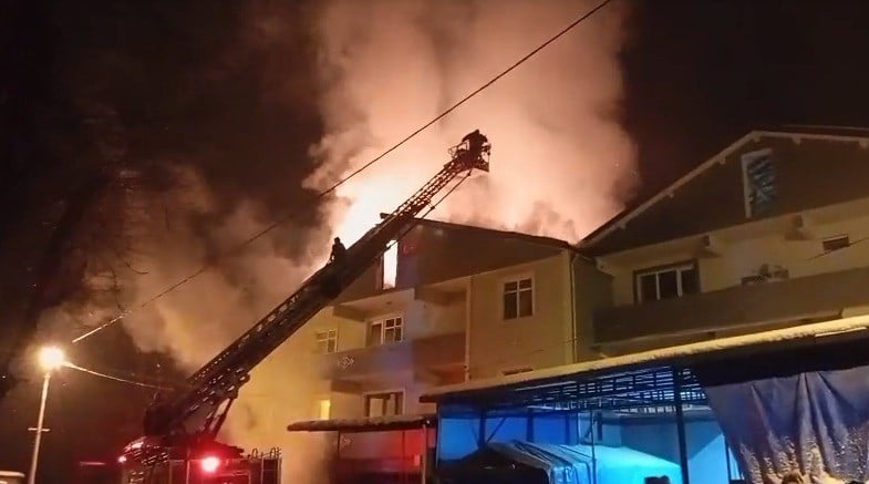 ZONGULDAK'IN GÖKÇEBEY İLÇESİNDE BİR EVİN ÇATI KATINDA ÇIKAN YANGIN SONUCU ALEVLER ÇATIYI SARARAK...