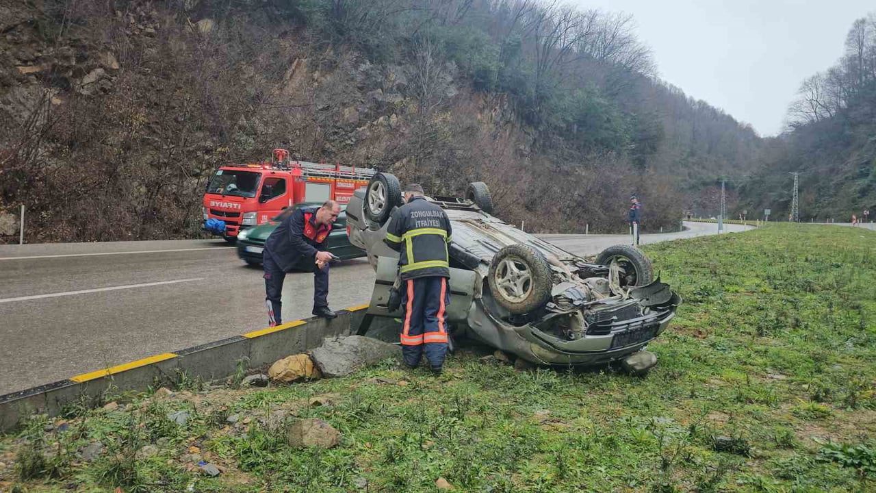 ZONGULDAK'TA KONTROLDEN ÇIKARAK TAKLA ATAN OTOMOBİLDEKİ 3 KİŞİ YARALANDI.