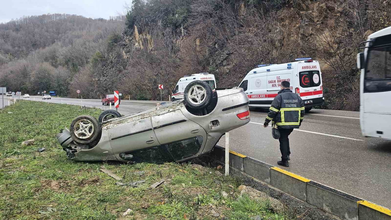 ZONGULDAK'TA KONTROLDEN ÇIKARAK TAKLA ATAN OTOMOBİLDEKİ 3 KİŞİ YARALANDI.