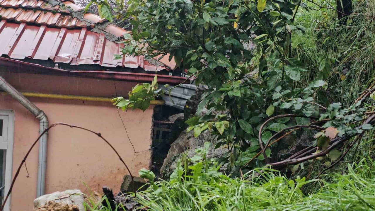 ZONGULDAK'TA YAMAÇTAN KOPAN KAYA VE TOPRAK PARÇALARI İKİ EVİN ÜZERİNE DEVRİLDİ. OLAYDA ŞANS ESERİ...