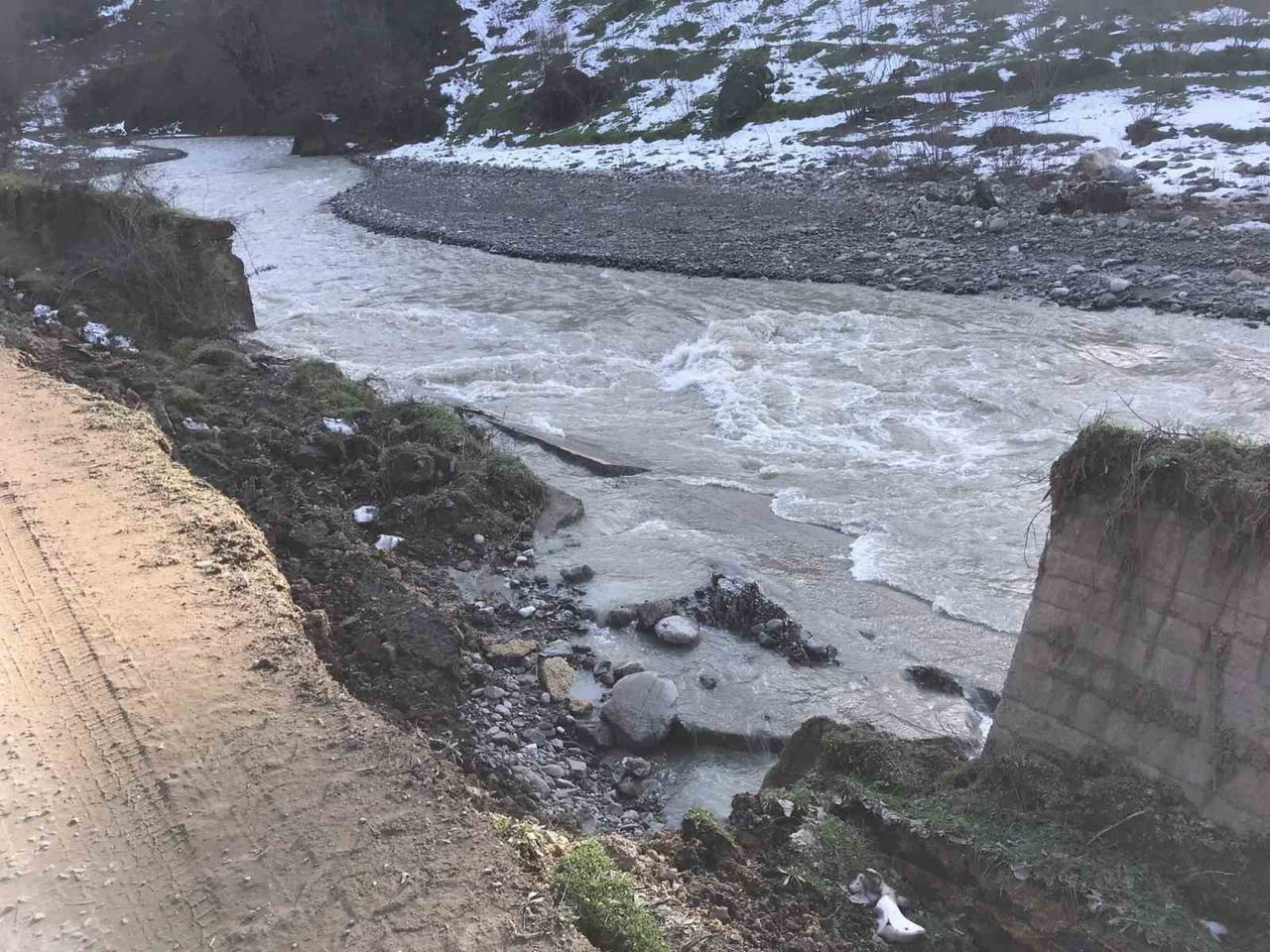 ZONGULDAK (İHA) - ZONGULDAK’IN ALAPLI İLÇESİNDE ETKİLİ OLAN AŞIRI YAĞIŞLAR SONRASI ÇAY KENARINDA...