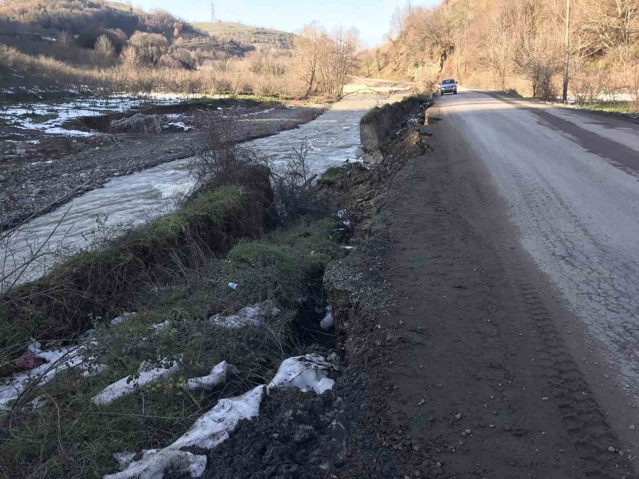 ZONGULDAK (İHA) - ZONGULDAK’IN ALAPLI İLÇESİNDE ETKİLİ OLAN AŞIRI YAĞIŞLAR SONRASI ÇAY KENARINDA...