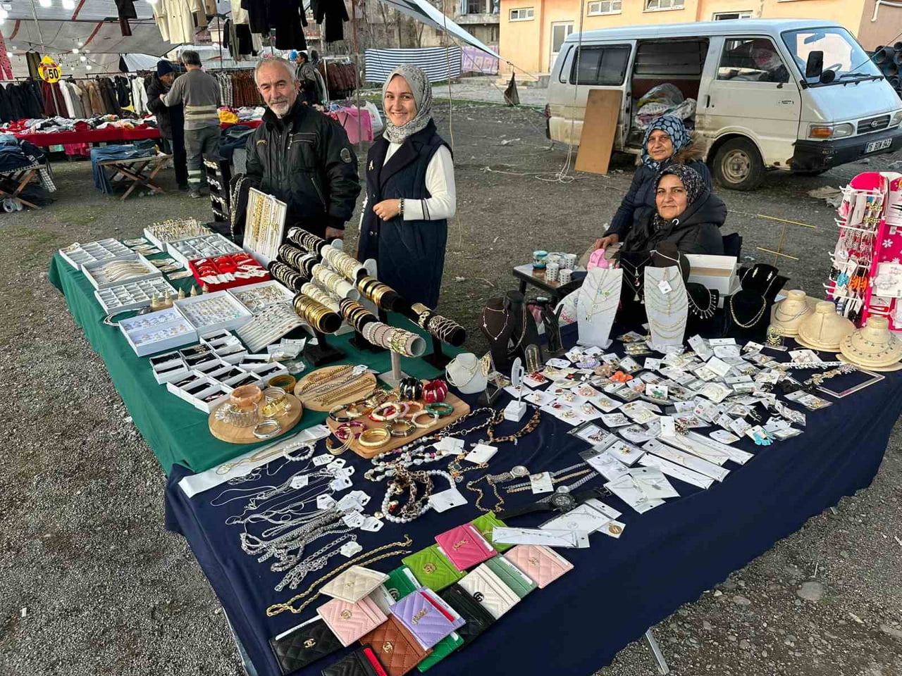ZONGULDAK (İHA) - ZONGULDAK’IN ALAPLI İLÇESİNE BAĞLI MOLLABEY KÖY ALANINDA KURULAN UCUZLUK PAZARI...