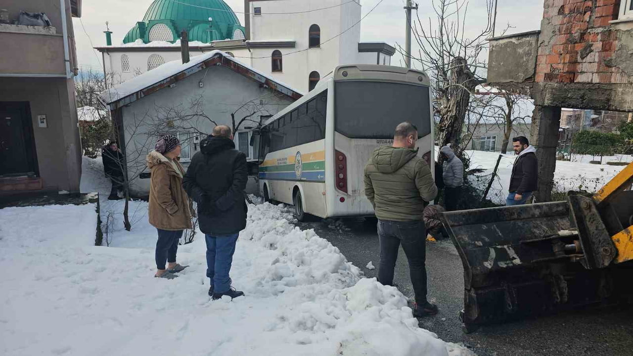 ZONGULDAK’IN EREĞLİ İLÇESİ KESTANECİ MAHALLESİ’NDE, RAMPA AŞAĞI İNDİĞİ SIRADA KONTROLDEN ÇIKAN BİR...