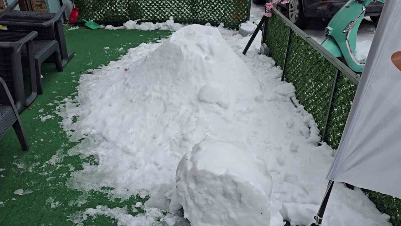 ZONGULDAK’IN EREĞLİ İLÇESİNDE BİR ESNAFIN SAATLERCE UĞRAŞARAK YAPTIĞI KARDAN ADAM, GECE YARISI...