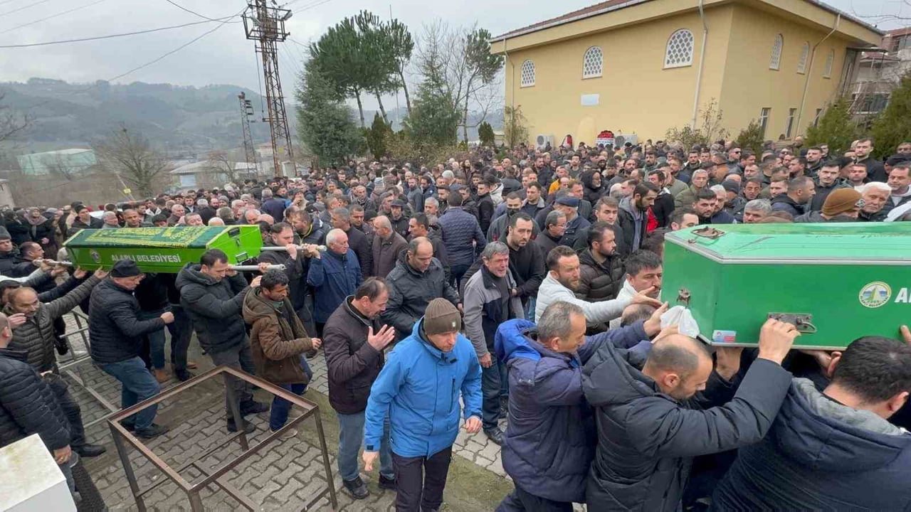 ZONGULDAK’IN EREĞLİ İLÇESİNDE KAVŞAKTAN DÖNEN TIRA ARKADAN ÇARPAN OTOMOBİLDE HAYATINI KAYBEDEN...