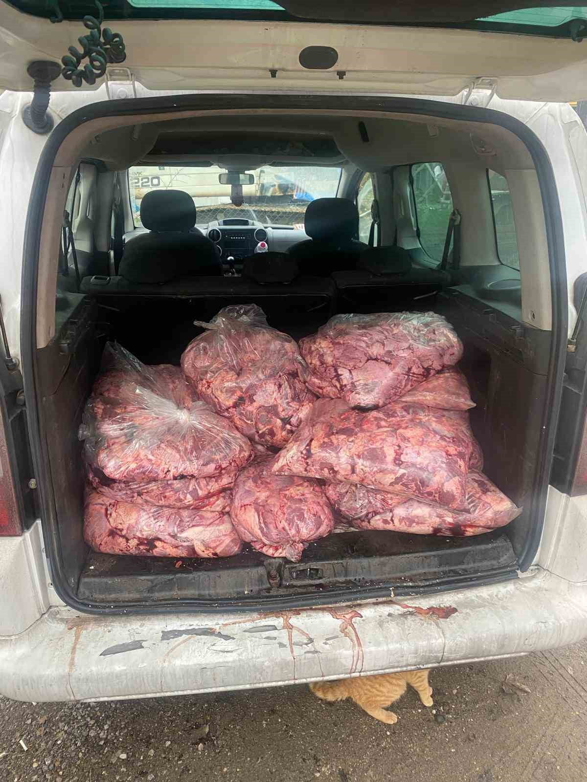 ZONGULDAK’TA JANDARMA EKİPLERİNİN YOL KONTROLLERİ SIRASINDA DURDURDUĞU BİR ARAÇTA 450 KİLOGRAM...