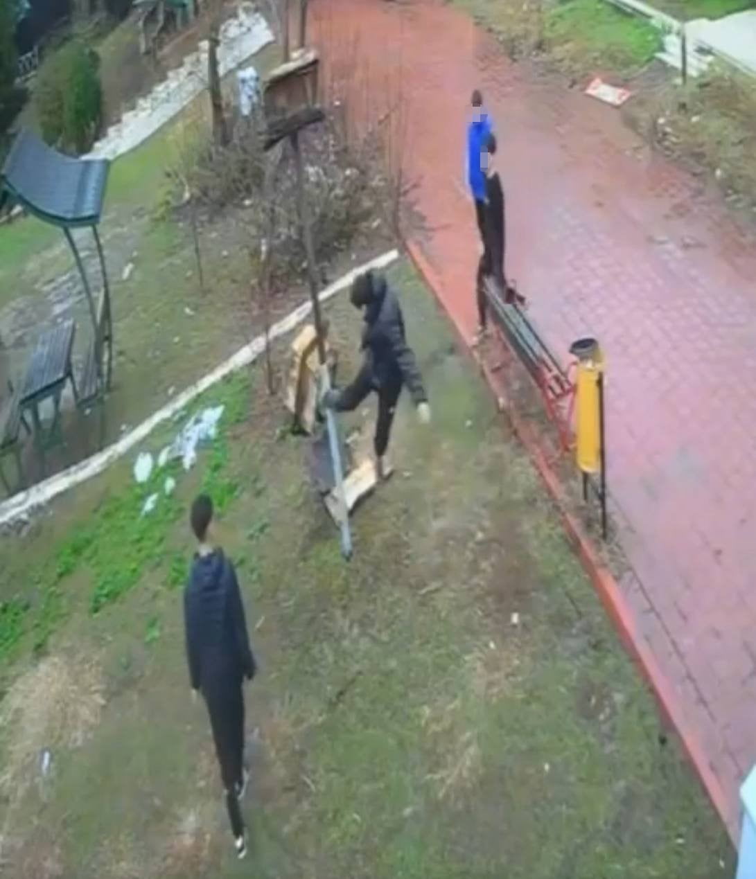 ADANA’DA 4 GENÇ PARKTAKİ KUŞ YUVASINA ZARAR VERDİ.