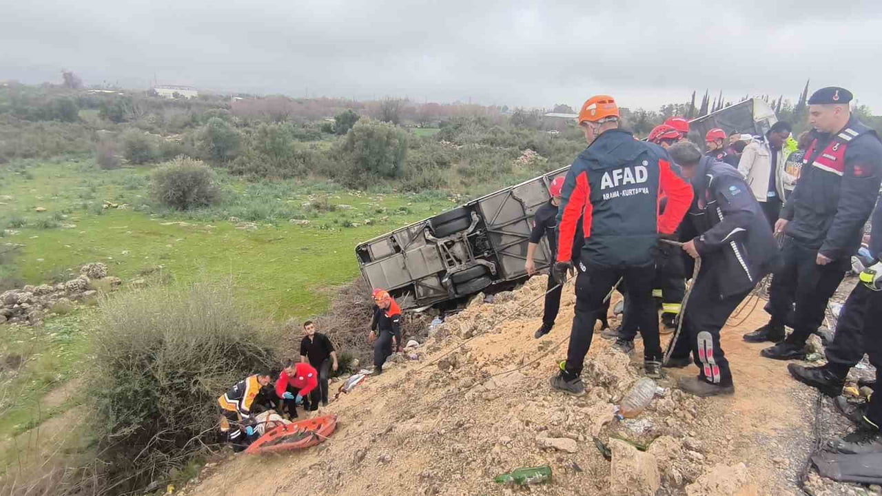 ANTALYA'DA YOLCU OTOBÜSÜNÜN KONTROLDEN ÇIKARAK DEVRİLMESİ SONUCU MEYDANA GELEN TRAFİK KAZASINDA 8...