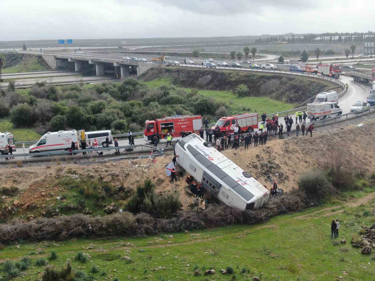 ANTALYA’DA YOLCU OTOBÜSÜNÜN KONTROLDEN ÇIKARAK DEVRİLMESİ SONUCU MEYDANA GELEN TRAFİK KAZASINDA 8...
