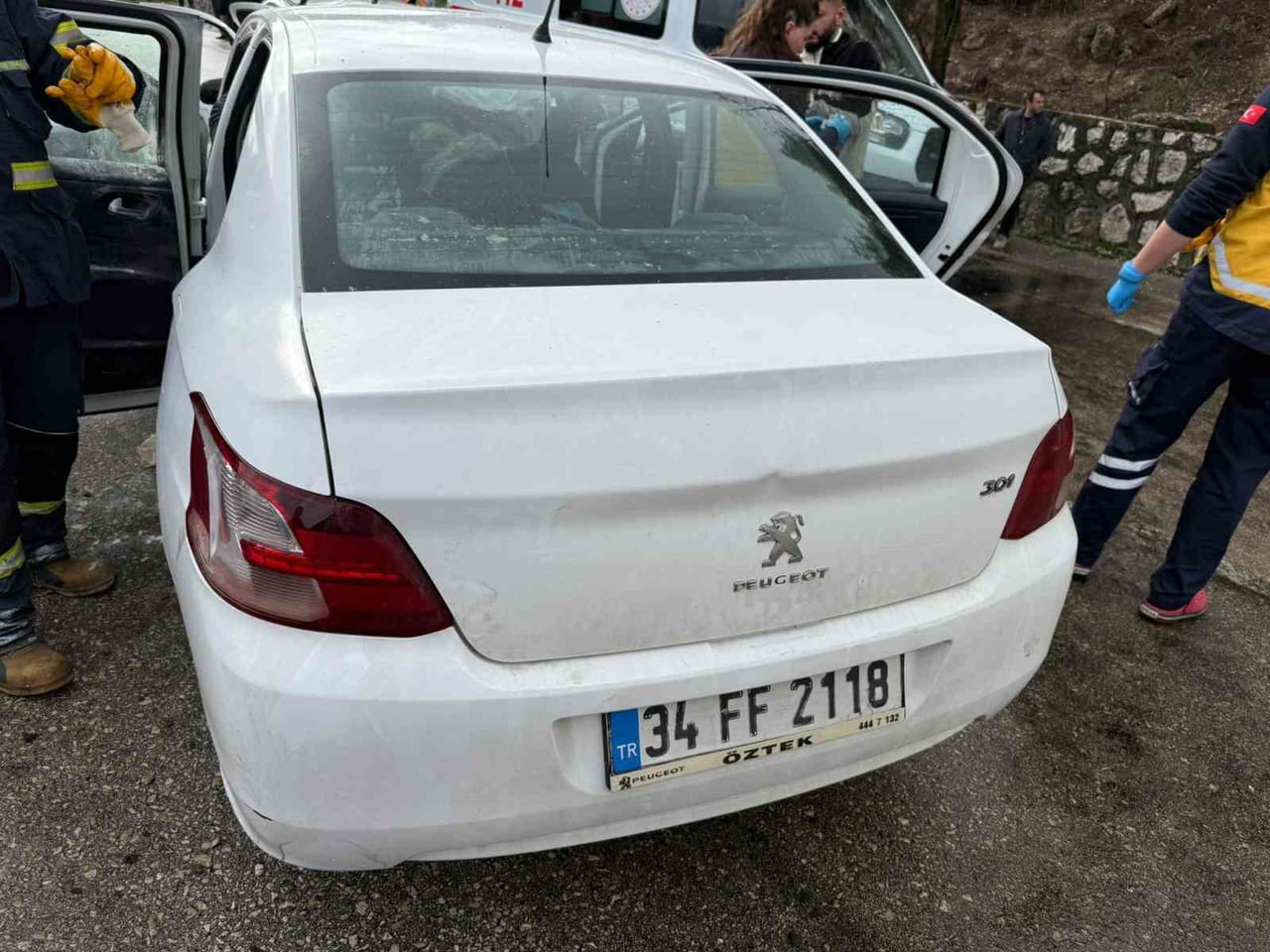 ANTALYA-ISPARTA KARA YOLUNDA İKİ OTOMOBİLİN KAFA KAFAYA ÇARPIŞMASI SONUCU 6 KİŞİ HAYATINI...