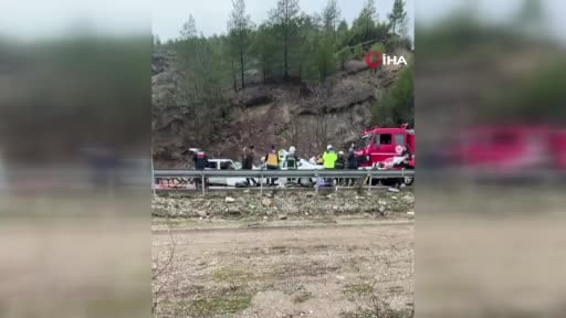 Antalya-Isparta yolunda iki otomobil kafa kafaya çarpıştı: 6 ölü, 6 yaralı